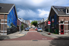 904638 Gezicht in de Meidoornstraat te Utrecht, vanaf de 2e Daalsedijk, met links de muurschildering op het hoekhuis 2e ...
